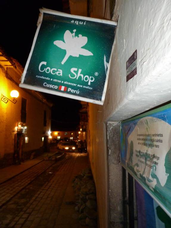 Loja se especializa em todos os produtos relacionados com a folha de coca, no bairro de San Blas, em Cusco, no Peru